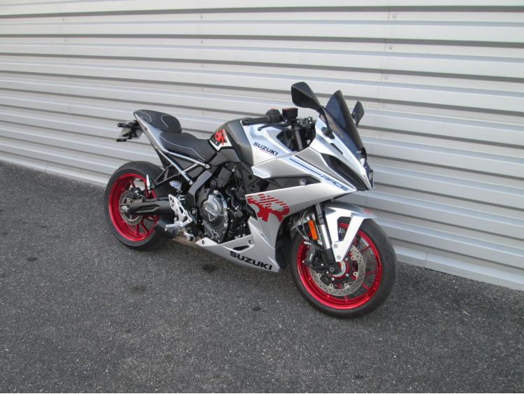 SUZUKI GSX-8R