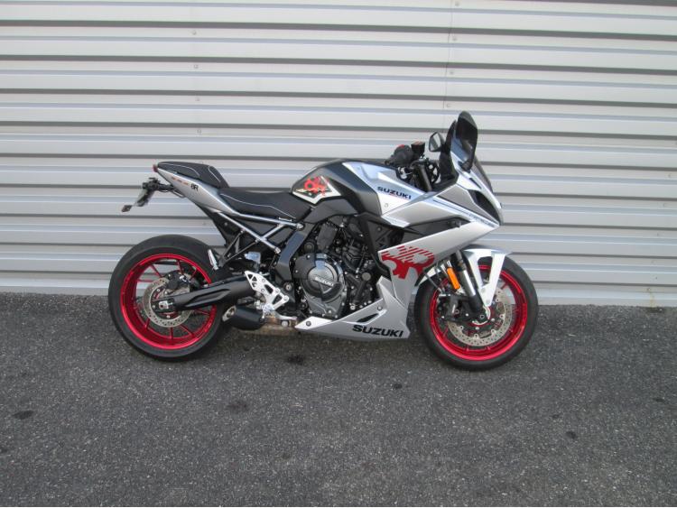 SUZUKI GSX-8R
