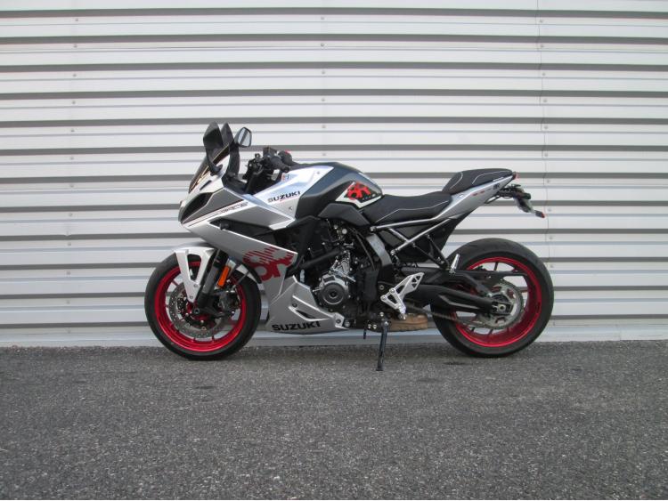 SUZUKI GSX-8R